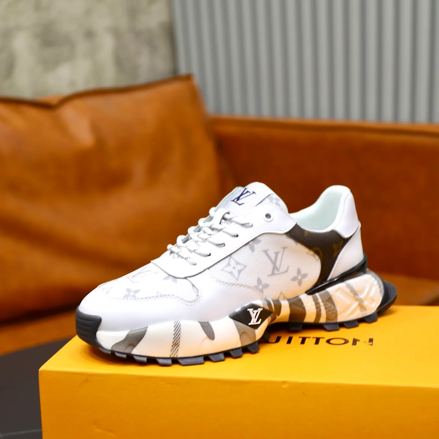 Ex-factory price: 462💰🙅‍♂️🙅‍♂️🙅‍♂️ Brand: LV Louis Vuitton Standard code: 38-44 (45 customized) Grade: Same as the official website Material: Original material spliced with brand cloth Comfortable and breathable lining Lightweight and wear-resistant sports outsole Style category: Men's fashionable casual shoes Running sneakers Distinguished luxury brand elements Top luxury Color: actual picture color